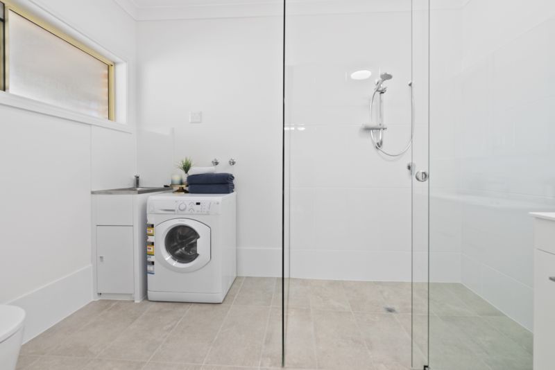 Open-plan one-bedroom apartment near the bay