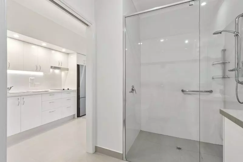 Independent studio apartment with new kitchen