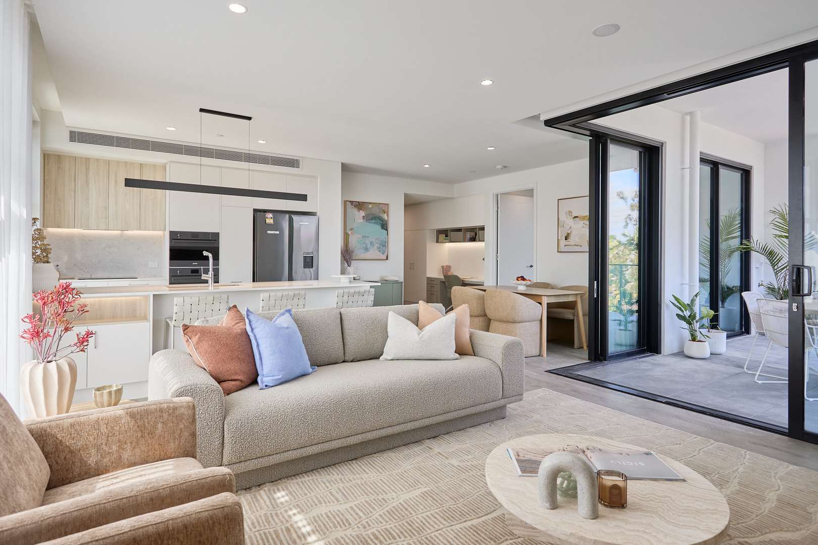 The Thornbill - large light-filled apartment with private balcony