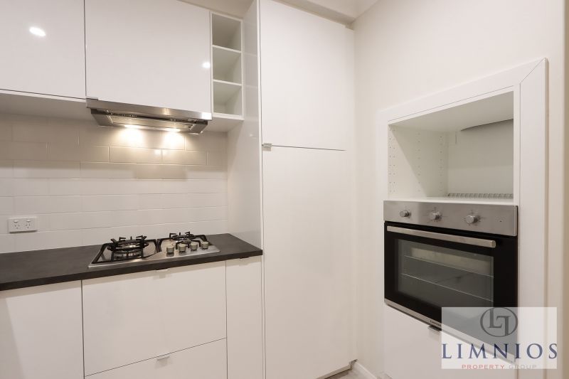 Street Front Home In Quiet Cul - De - Sac