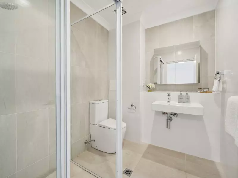 Light-filled apartment with a verdant view