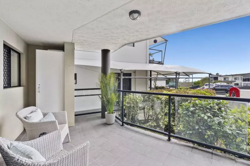 Two-bedroom apartment in convenient location with ocean view