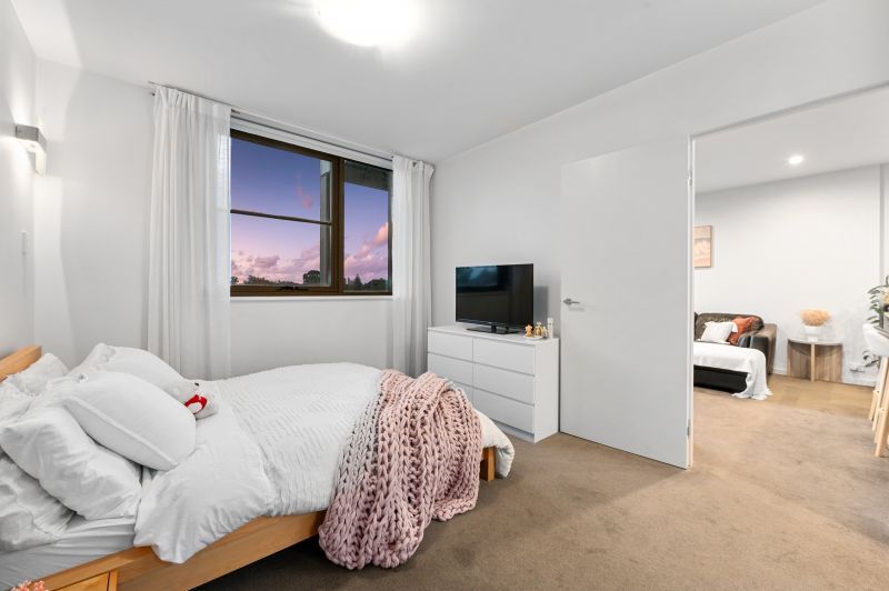 Top Floor Apartment With Spectacular Views!