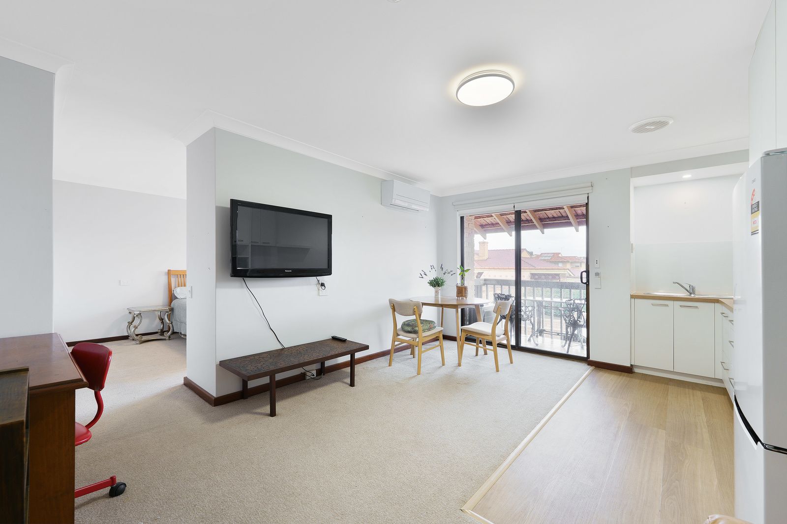 West-facing one-bedroom apartment with new kitchen