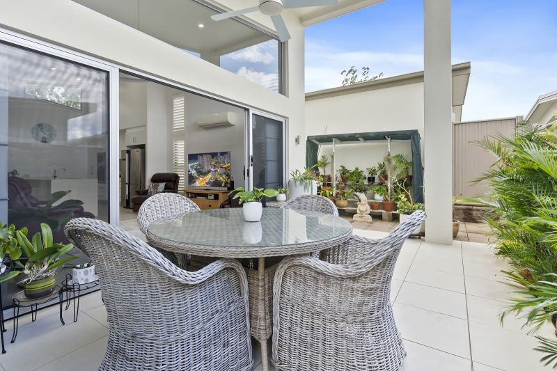 Contemporary Luxury – Exquisite Rainforest Views!