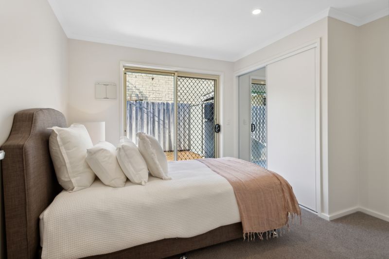 Newly refurbished 2 bedroom unit with spacious lounge area