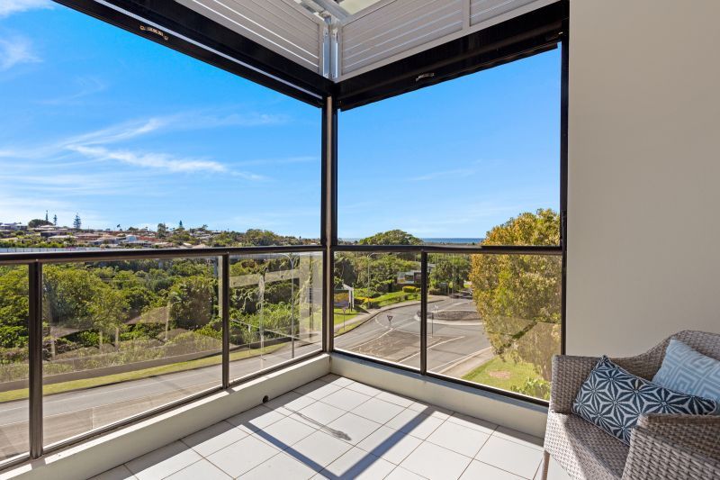 Top-floor two-bedroom apartment with ocean views!