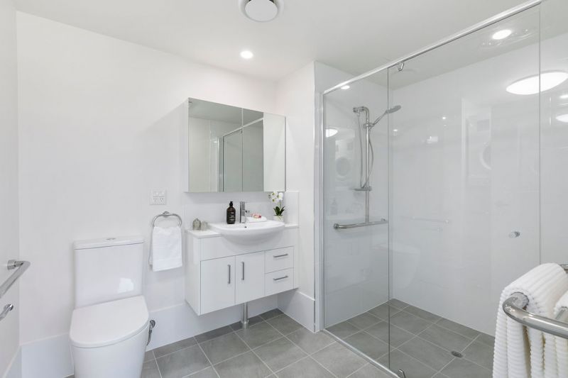 Sunny 1-bedroom apartment with beautiful community views