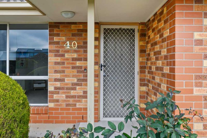 Lovely unit located in a quiet Court.