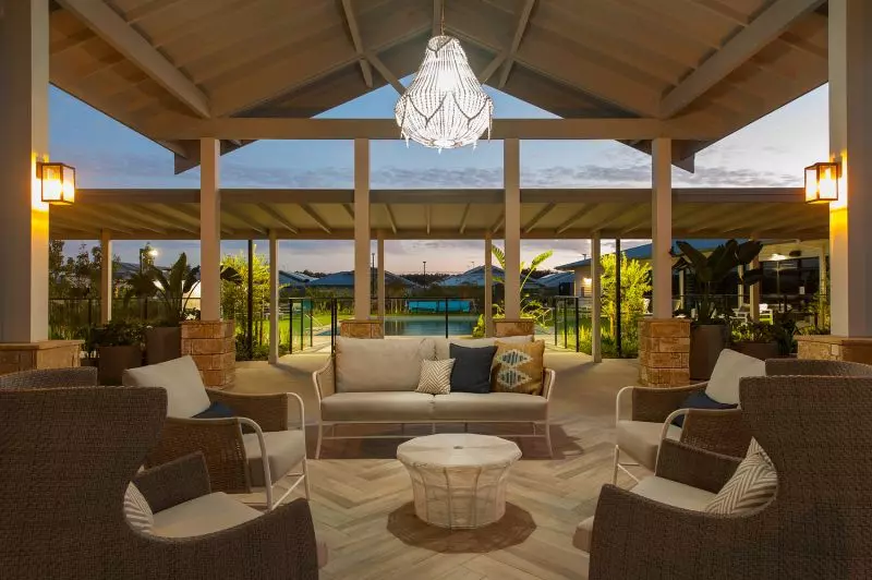 Elegant Three-Bedroom Retreat - Sunlit Alfresco Living