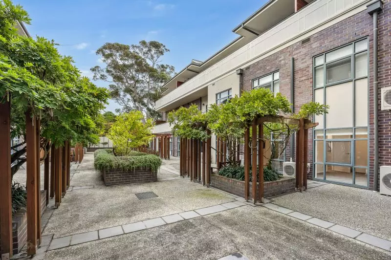 2-bedroom ground floor apartment, serene garden views!