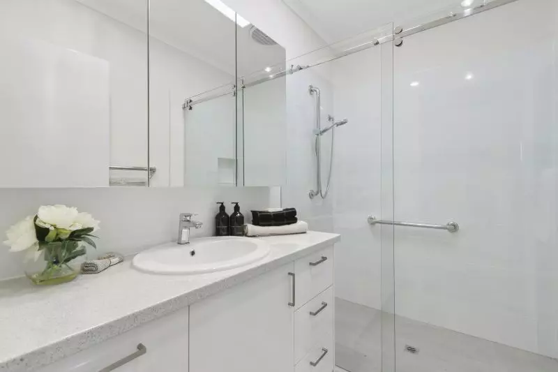 Newly refurbished 2-bed villa with open-plan kitchen