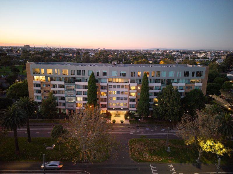 Airy top-floor apartment with stunning north-east views