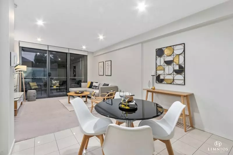 Resort Lifestyle On The City Fringe!