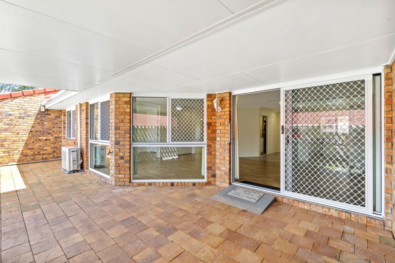 Highly Sought After !!
Beautiful two-bedroom, 1 bathroom villa with attached double garage