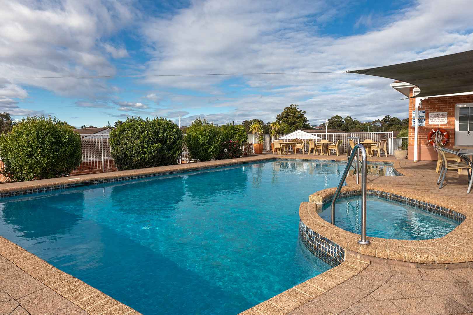 Fully Renovated Serviced Apartment – Sunny North-Facing Balcony, Easy Street Access