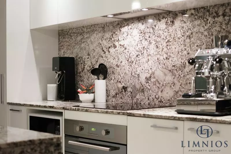 Warehouse Terrace Style Apartment With 3 Bedrooms Plus a Study!!