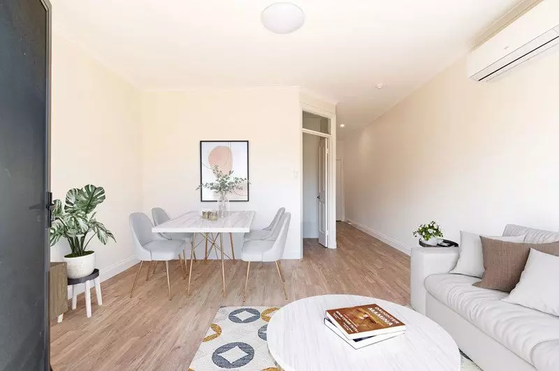 Spacious serviced apartment opening onto lovely communal courtyard