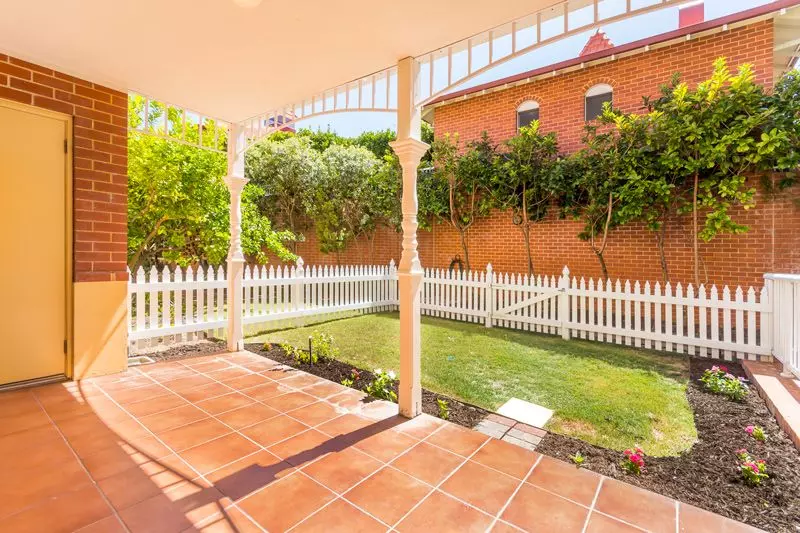 STUNNING NORTH FACING GROUND FLOOR APARTMENT