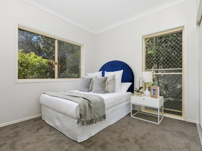 Spacious villa with lock up garage!