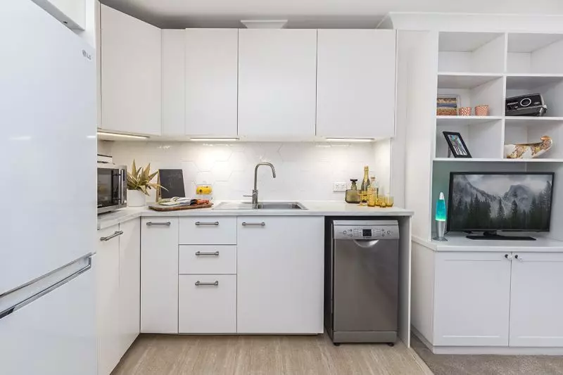 Beautifully Presented Renovated One Bedroom with Extra Workspace