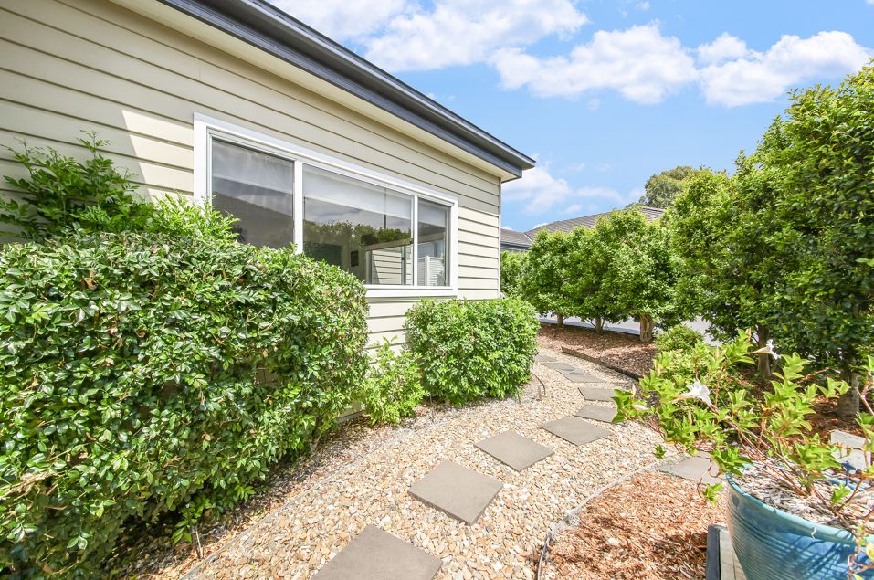 Bright and Breezy - beautifully manicured home