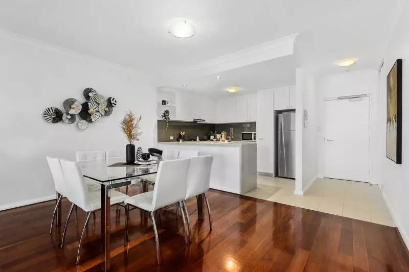 Light & Bright Living, Refurbished... See it to Believe it!!