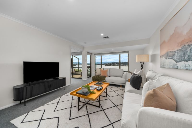 Magnificent views of Derwent River