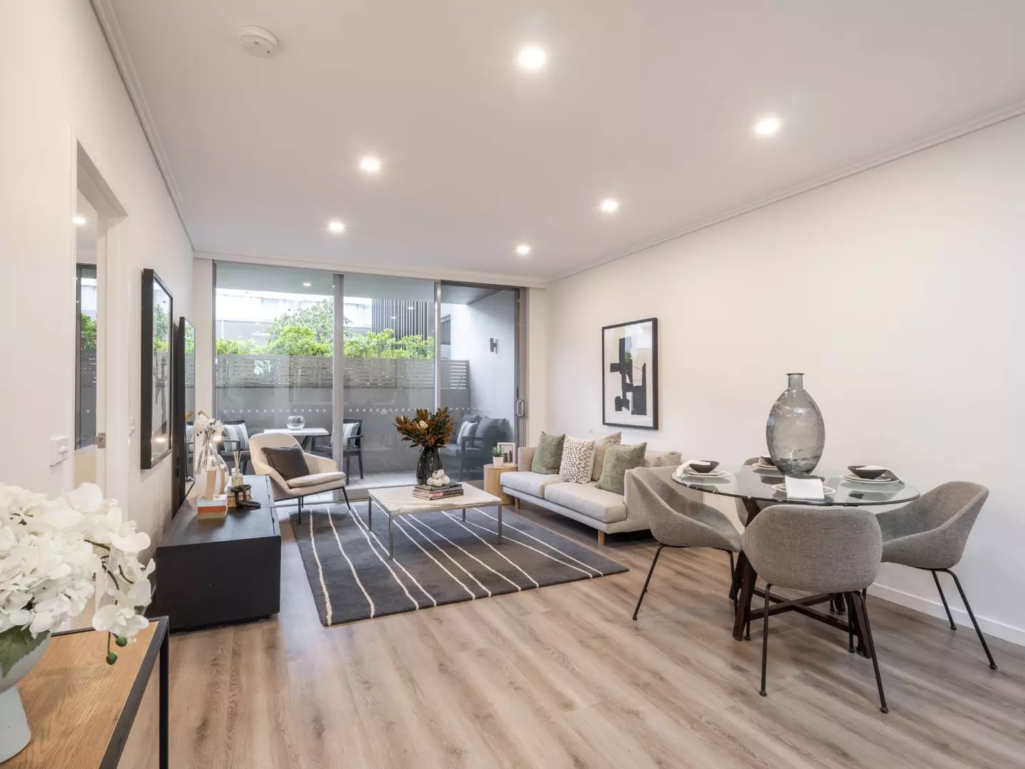 Luxury 2 bedroom plus study, 2 bathroom 