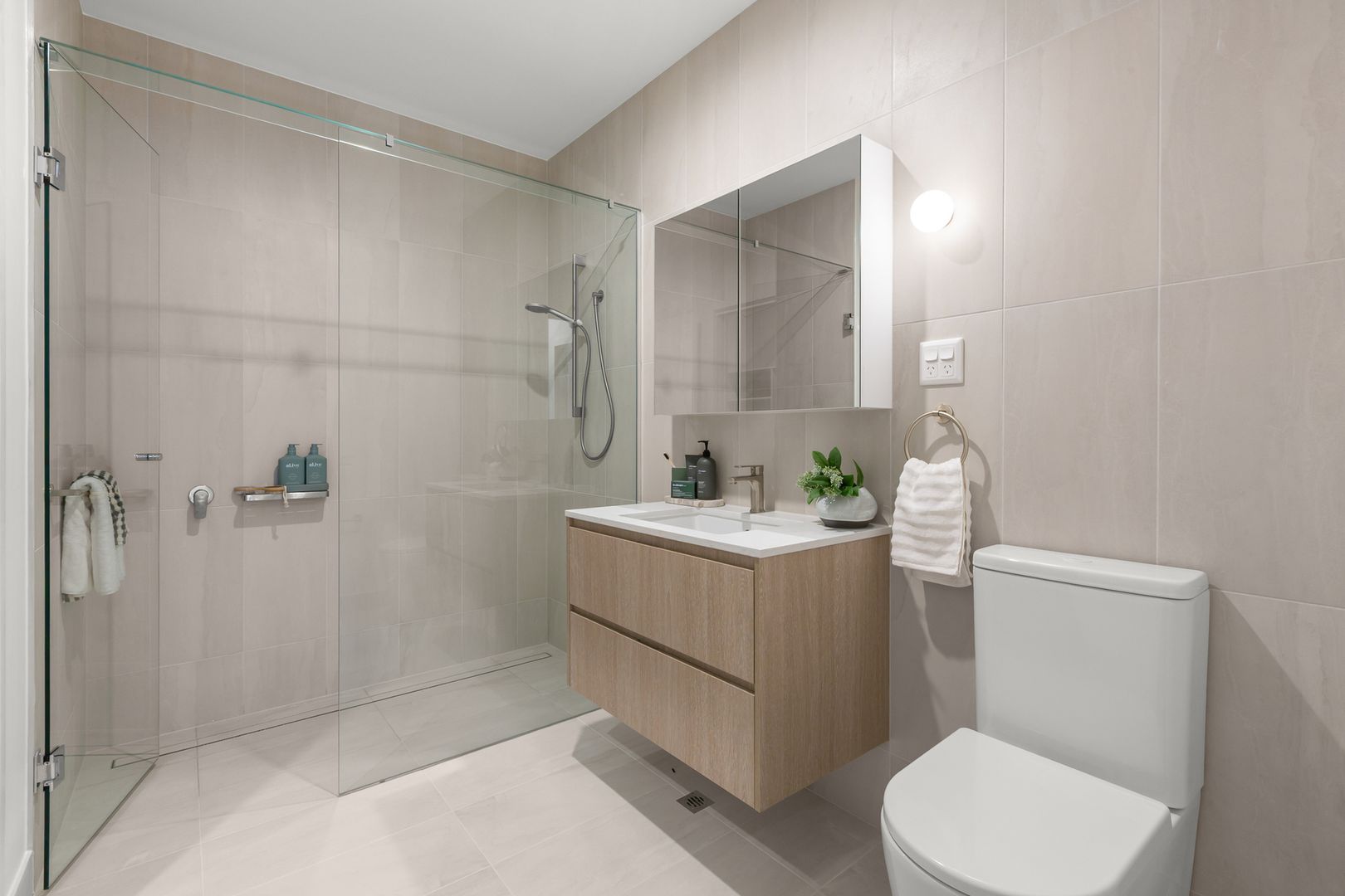 First-floor 2-bedroom corner apartment