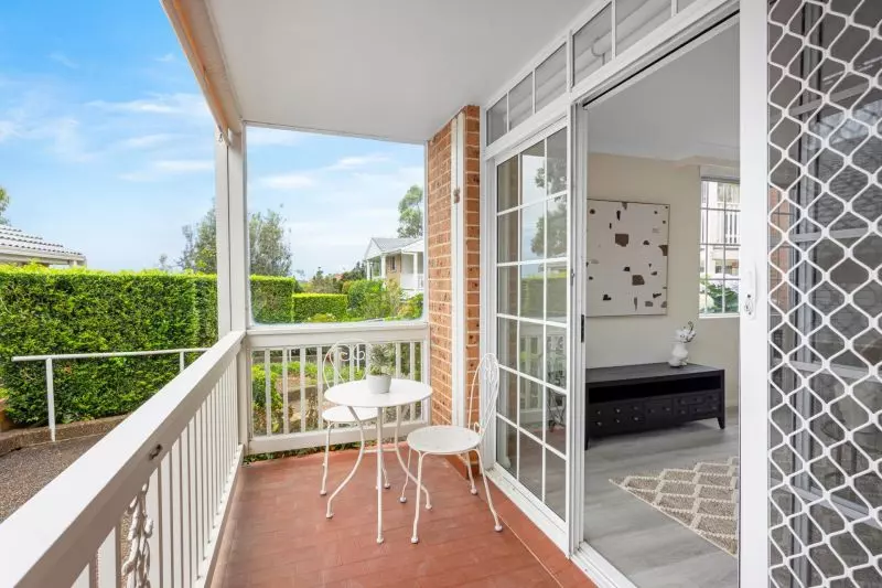 Fully renovated, contemporary style 3 bedroom unit with garden surrounds.