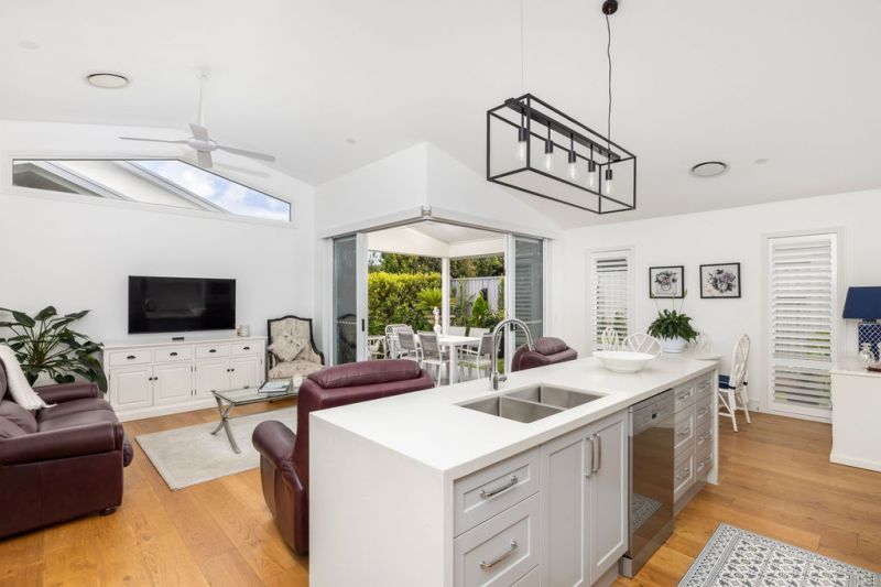 Elegant Corner Retreat – Stylish Alfresco Living