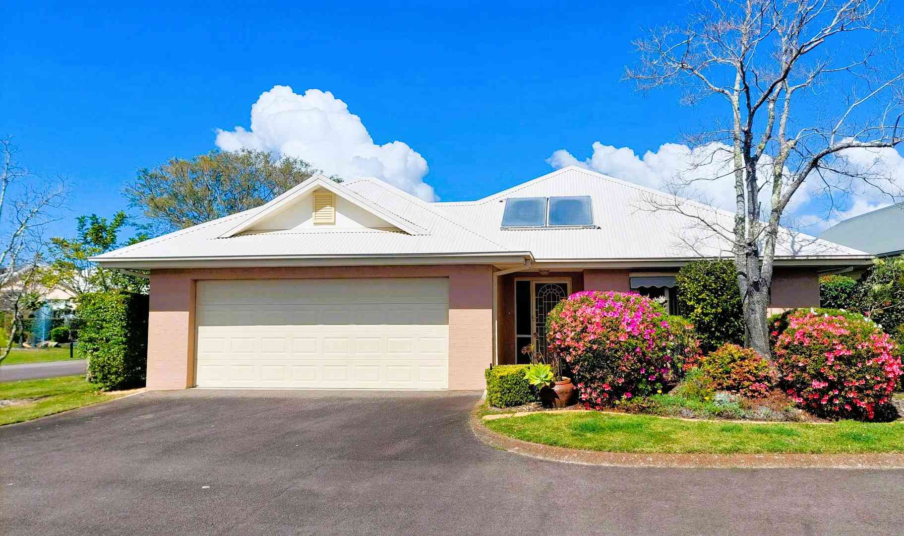 Spacious and Refurbished 3 Bedroom Home - Sovereign Home 160