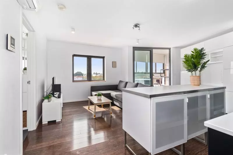 Luxurious Urban Living in Central Location!