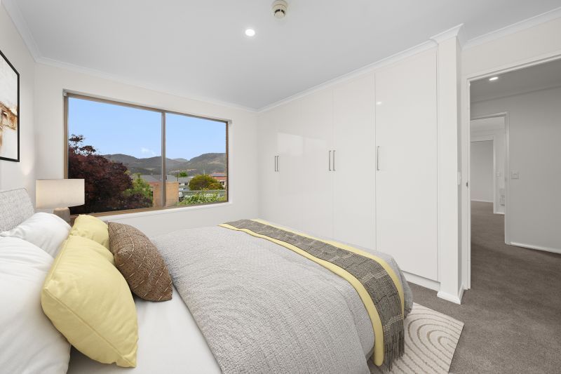 Two-bedroom apartment with water glimpses of Derwent river