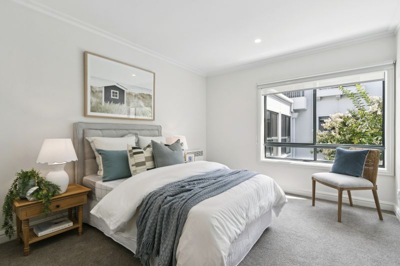 Beautiful & bright newly refurbished 2 bed apartment