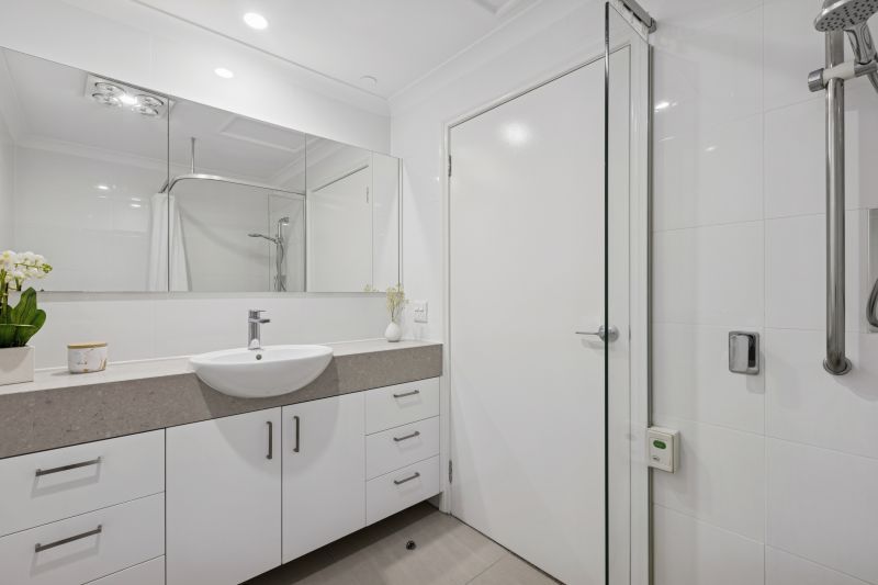 Spacious, ground-level apartment with services