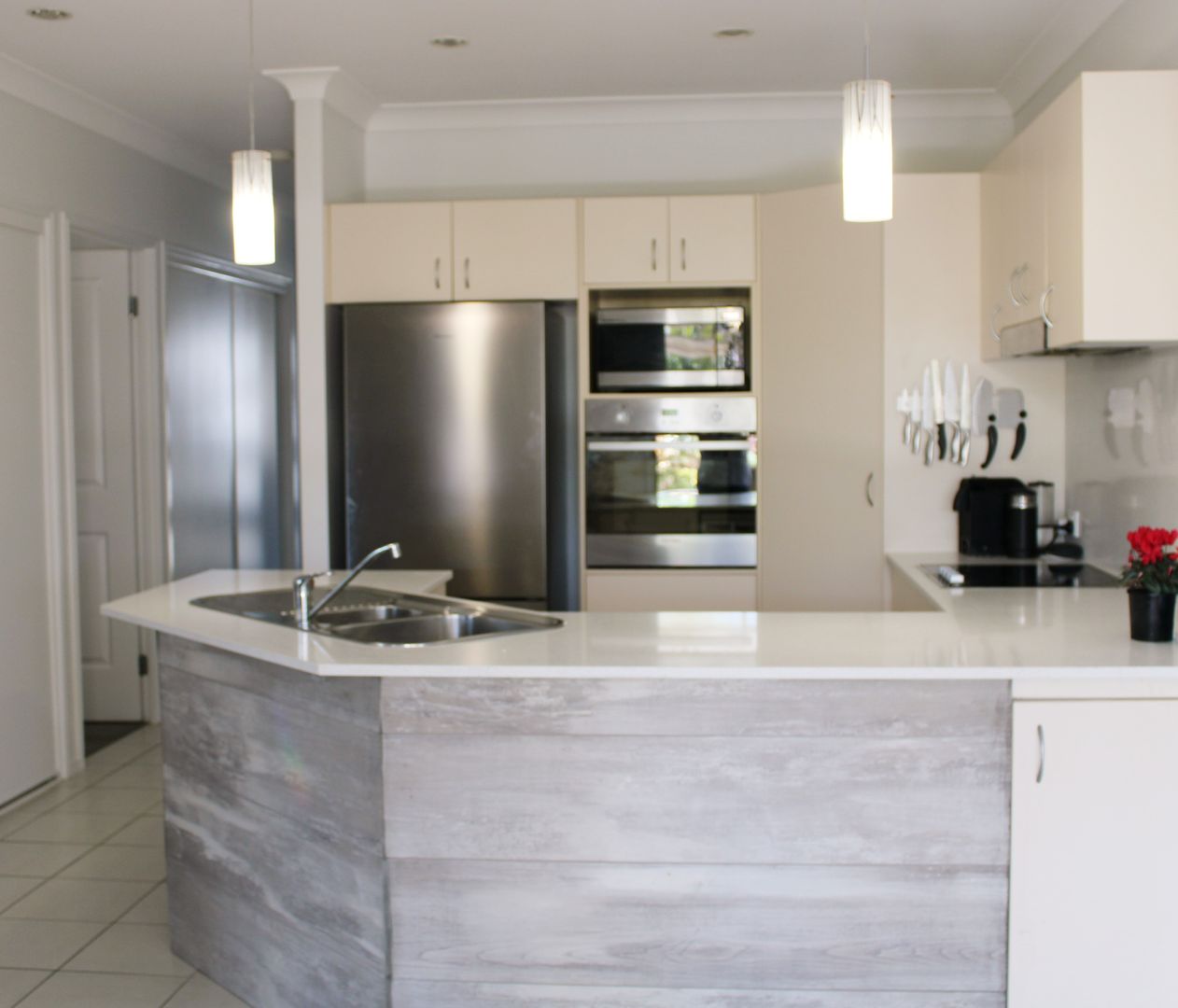 Stunning lakefront home: 