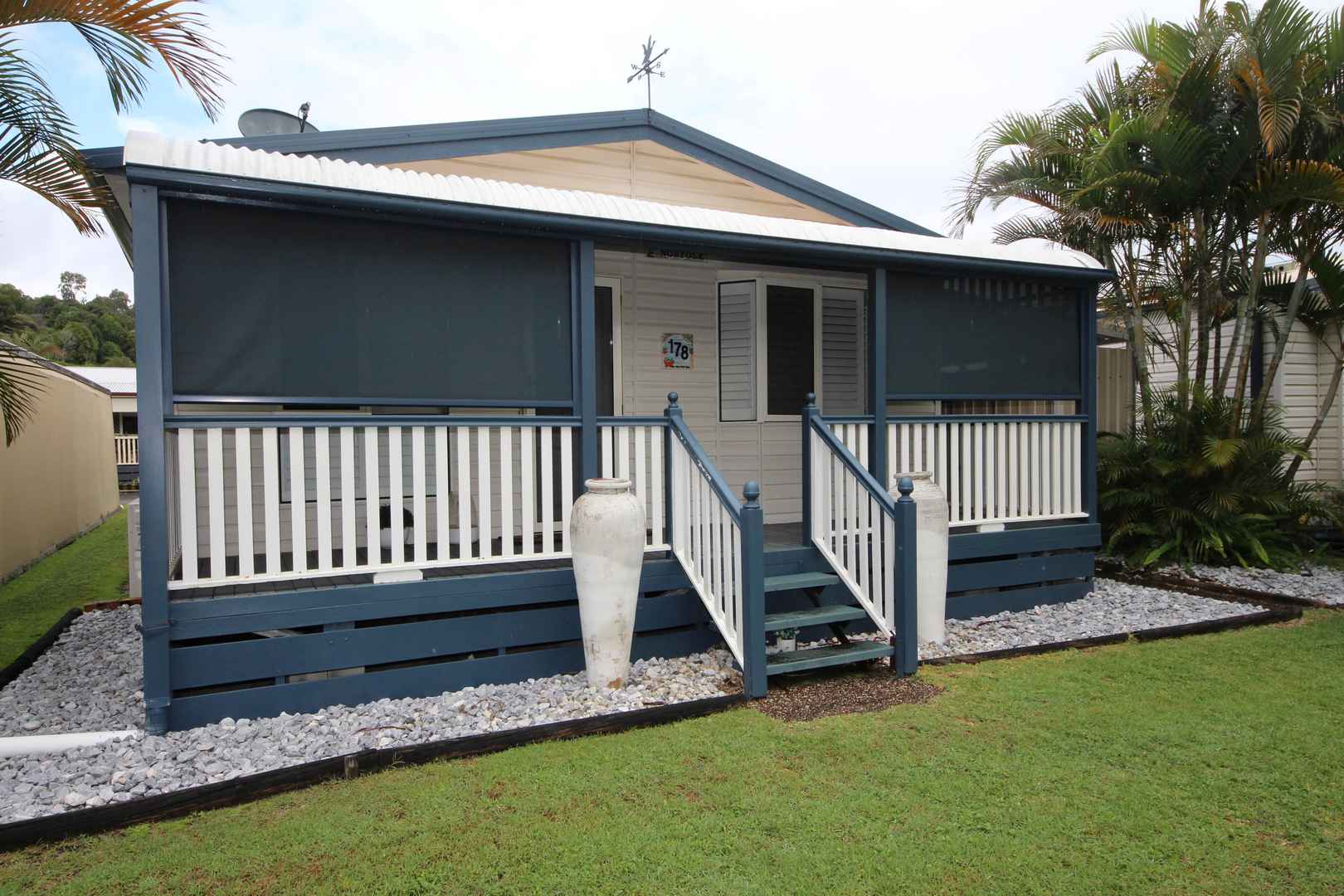 The Palms Village - 2 Bedroom Home Overlooking the Pool