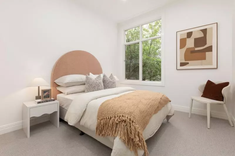 Spacious two-bedroom apartment facing the park