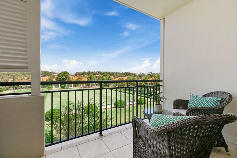Sunny 1-bedroom apartment with beautiful community views