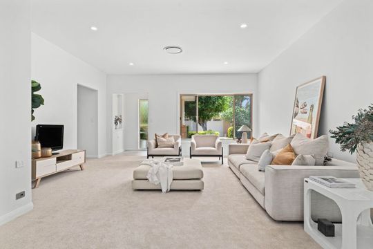 Spacious villa with double lock up garage