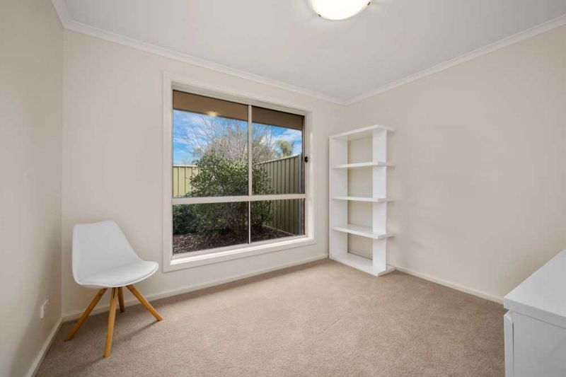 Lovely unit located in a quiet Court.