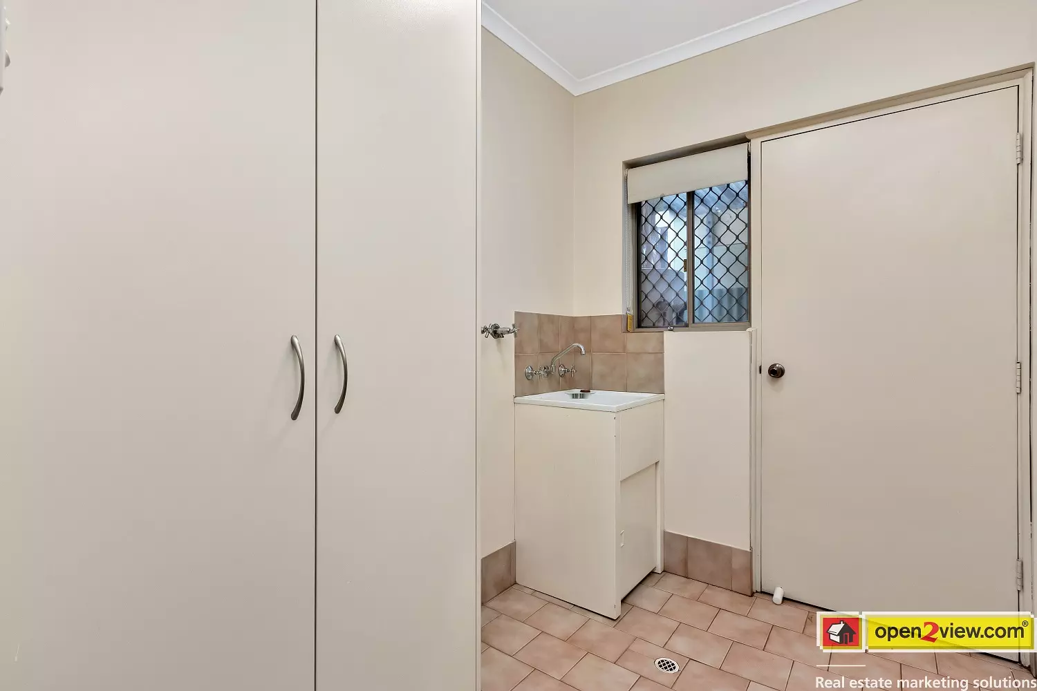 Three Bedroom Plus Study 100m From The Main Street