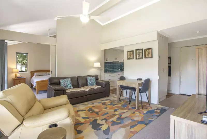 Bright and sunny first floor unit