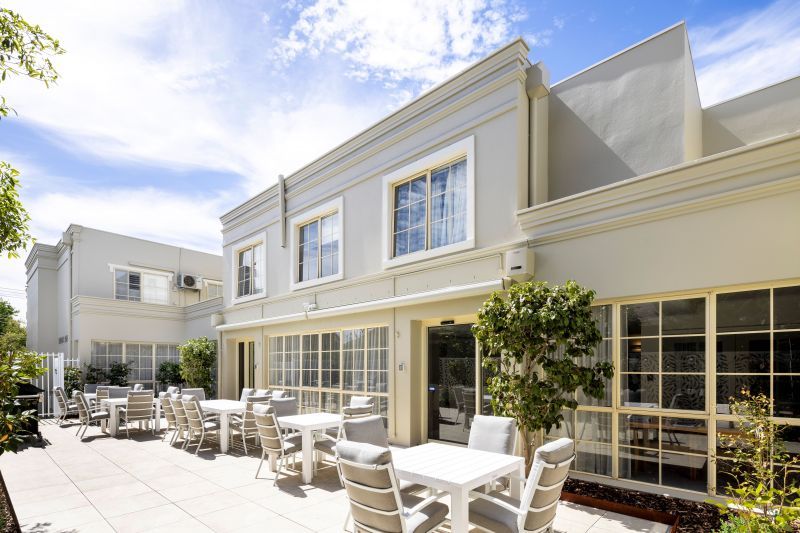 Delightful east-facing, spacious ground-floor one-bedroom apartment