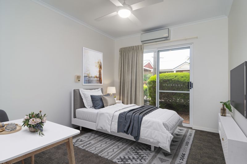 Lovely, bright apartment with entry to courtyard