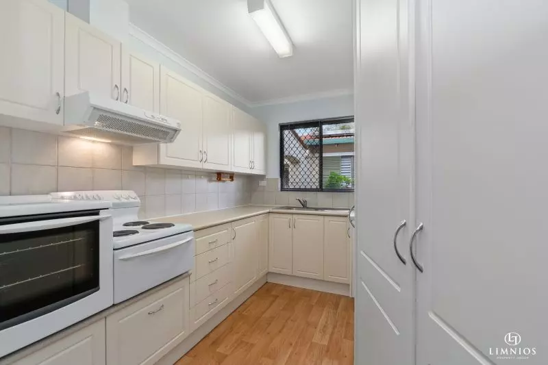 UNDER OFFER - Grandstand views of the Bowling Green