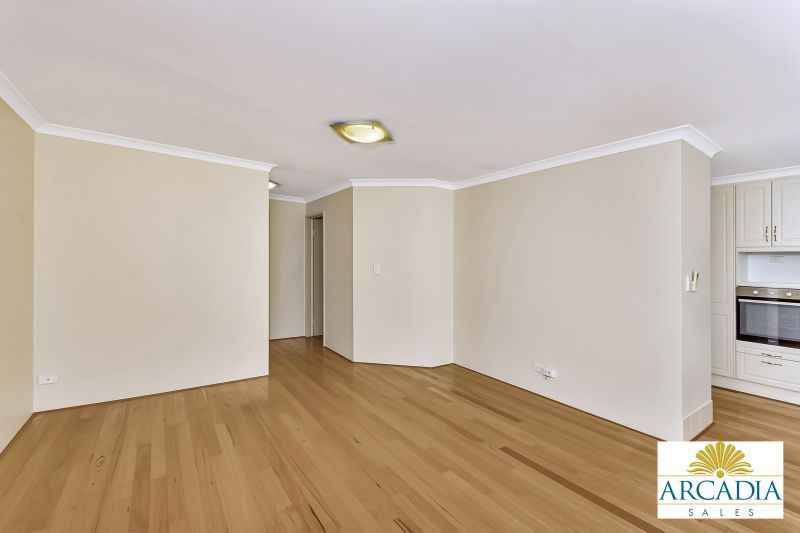 ARCADIA WATERS MADDINGTON - Solid Timber Floors & Feature Kitchen