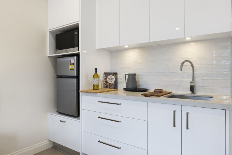 Delightful and freshly renovated studio apartment with services